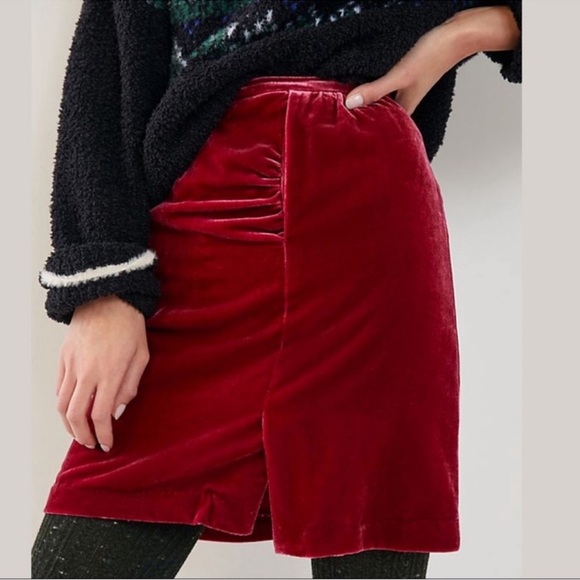By ANTHROPOLOGIE Connie Crushed Red Velvet Mini Skirt Ruched Side Slit
NWT 16 - Picture 3 of 13